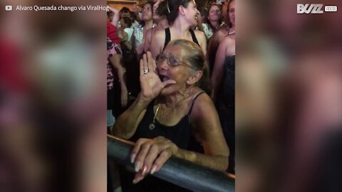 La nonna in prima fila al concerto dimostra di essere giovanissima