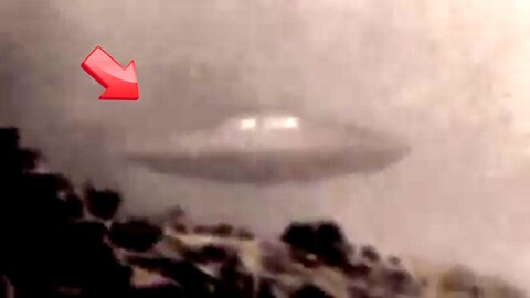 Saucer-shaped UFO leaving in a sandstorm near the pyramids [Space]