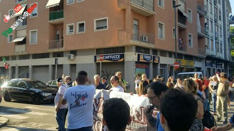 CORTEO DAVANTI SEDE PD: CI SONO TUTTE LE BANDIERE TRANNE QUELLA NO INVIO ARMI! TORINO 28/05/2022