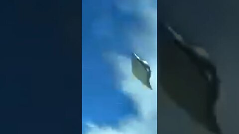 A woman pilot accidentally captured a UFO while flying through the sky. #ufosigth #aliens