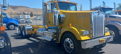 Letourneau off loading in log yard.