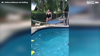 Mulher se desequilibra em rede e cai na piscina