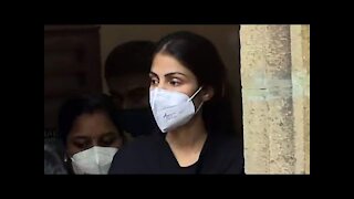 Rhea Chakraborty Reaches Home After Getting Bail from Bombay High Court | SpotboyE
