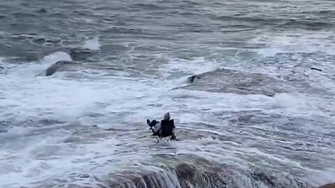 Guy totally unfazed by massive approaching wave