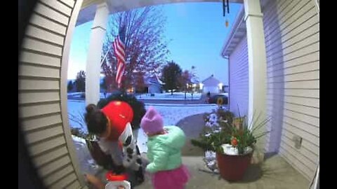 Security camera captures greedy mom on Halloween