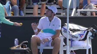 Tennisspiller beder boldpige om at skrælle sin banan