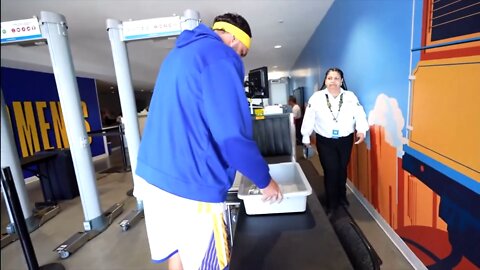 Here’s the video of fake Klay Thompson sneaking into game 5 of the NBA Finals 😭😭😭😭😭😭😭