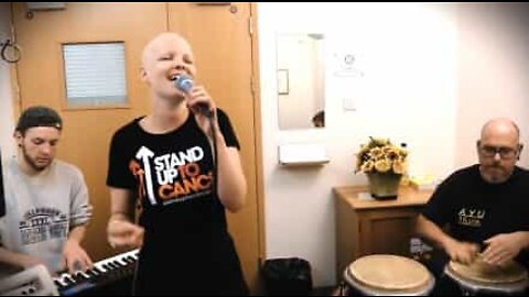 Jovem celebrou o último dia de quimioterapia a cantar