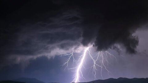 LIGHTNING STRIKES AND THUNDER. DONDER EN BLIKSEM