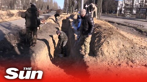 Ukrainians dig trenches around Kyiv as they prepare for urban warfare