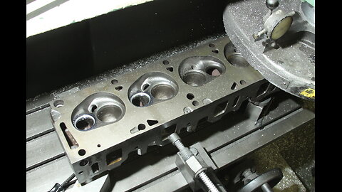 Milling a cylinder head in slow motion