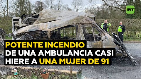 Ambulancia se incendia después de que una mujer mayor salga, en Reino Unido