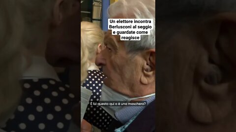 Un elettore incontra Berlusconi al seggio e guardate come reagisce