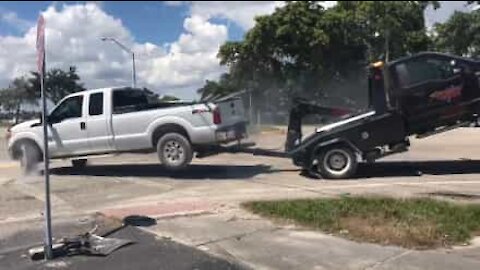 Uomo cerca di riappropriarsi della propria auto