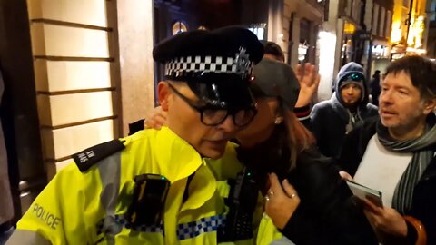 Woman Kisses Police Officer When He Is Taken A Statement 😂😆😂😆😂😆😂😆 #metpolice
