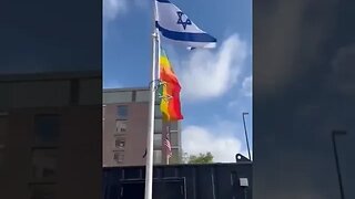 A embaixada israelense na Irlanda levantou a bandeira com uma estilização de "arco-íris"