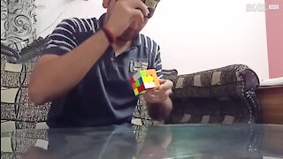 Estudante resolve Cubo de Rubik com olhos vendados!