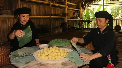 Vietnamese ladies make traditional cake in countryside