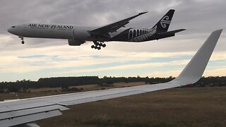 Qantas B737 takeoff at cloudy Melbourne