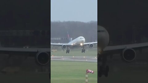 💨Airbus pushed around by winds on landing