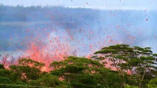 Impressionante: lava fuoriesce da una fessura alle Hawaii