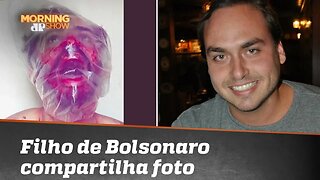 Polêmica: Filho de Bolsonaro compartilha foto de homem com saco na cabeça