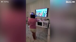La réalité virtuelle fait paniquer cette femme