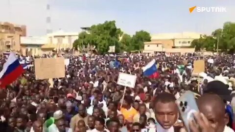 Milhares saem às ruas em apoio ao novo governo no Níger