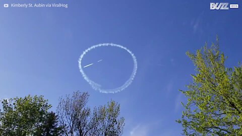 Un pilote dessine un joli message dans le ciel