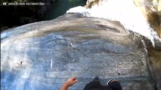 Il réalise un plongeon spectaculaire du haut d'une cascade