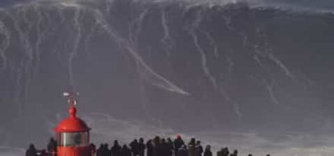 Sebastian Steudtner surfer på gigantisk bølge i Nazaré