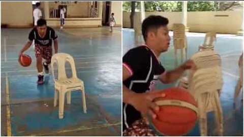 Ecco come usare delle sedie per allenarsi nel basketball!