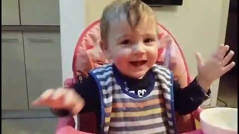 Baby makes food fun by creating epic mess
