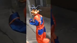 SUPER PULO NINJA DO GOKU SUBINDO PELAS PAREDES NA CARRETA DA ALEGRIA