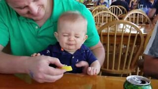 Hulvaton video vauvasta, joka maistaa sitruunaa ensimmäistä kertaa