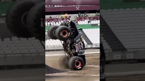 MONSTER JAM = SEE WHAT HAPPENS DURING THE VIDEO = Léo Sócrates