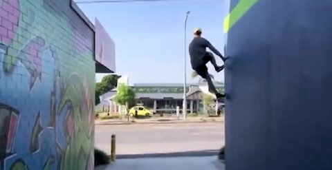 PROFESIONALES EN PARKOUR INCREIBLE HACIENDO ACROBACIAS