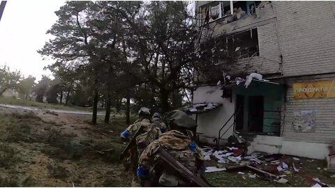 🔴 Ukraine War - Ukrainian Soldiers Sweep Through The Devastated Streets Of Kupyansk