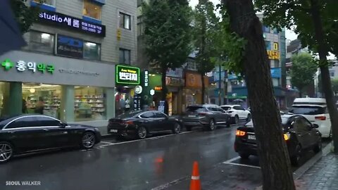 Super ~ decompression ~ videowalk ~ in ~ the ~ city ~ in the heavy rain look at the people around2 h