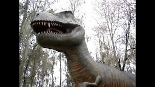 Parco di dinosauri abbandonato nella foresta