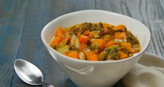 Slow Cooker Kale, Tomato, and White Bean Soup