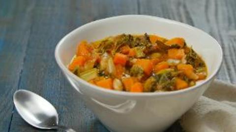 Slow Cooker Kale, Tomato, and White Bean Soup