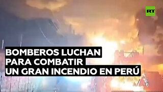 Más de 30 bomberos luchan para combatir un gran incendio en un depósito de llantas en Perú