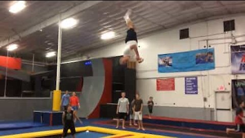 Cet homme de 66 ans impressionne sur un trampoline