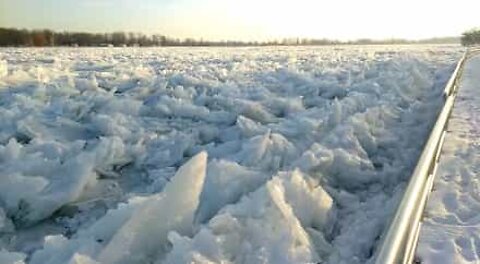 Rivière gelée dans le Michigan