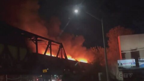 WATCH: Video shows moment freight train catches fire and rolls through downtown London, Ont.