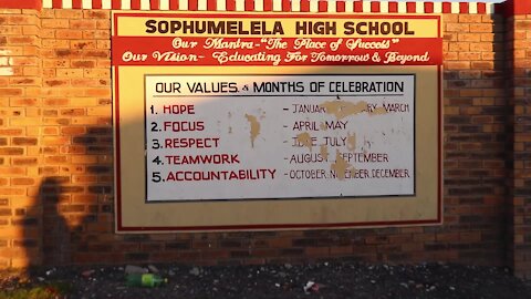 SOUTH AFRICA - Cape Town - Parents sending their kids home at Sophumele High School (Video) (Y8U)