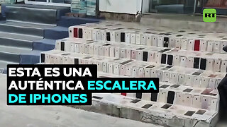 Construyen una escalera real de iPhones e iPads