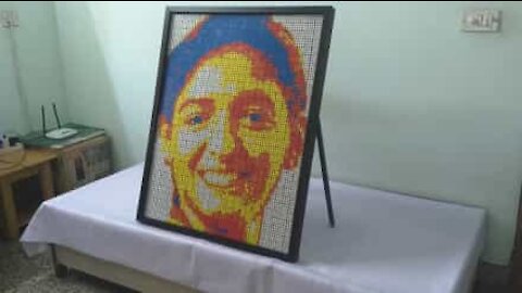 Artista cria retrato com 720 cubos de Rubik