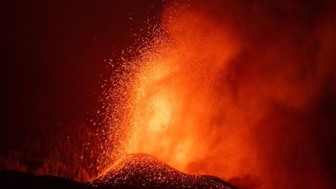 Se incrementa la actividad explosiva de las bocas del volcán de La Palma